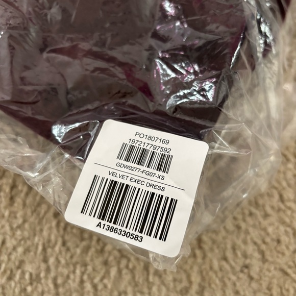 Good American - VELVET EXEC DRESS - Picture 5 of 8